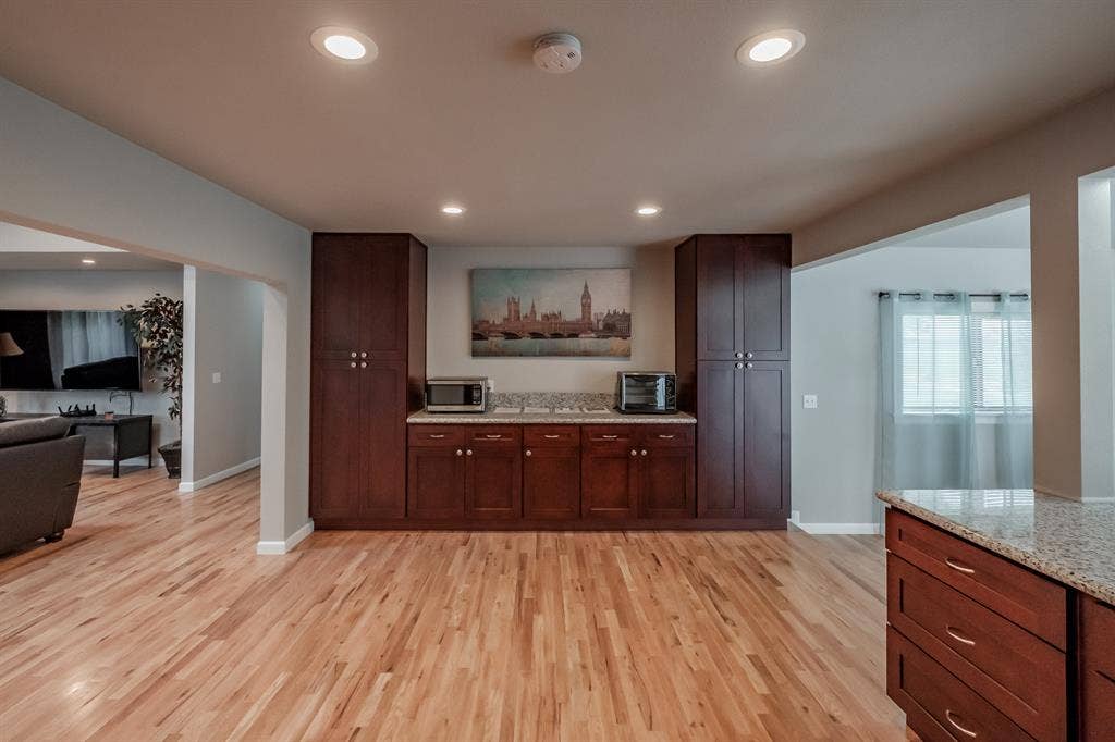 Spacious Private Bedroom-Ready NOW