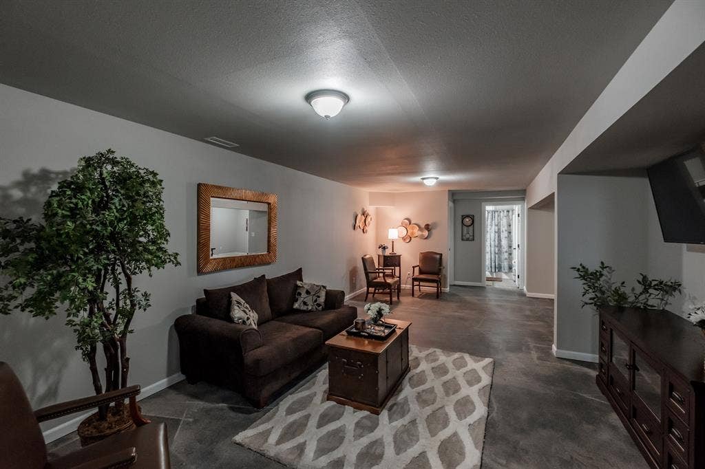 Spacious Private Bedroom-Ready NOW