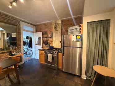 Private Room - Brick Townhome $