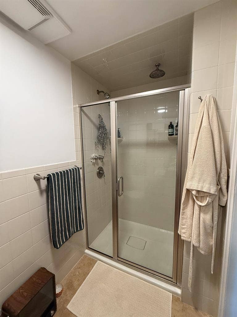 Private Room - Brick Townhome $