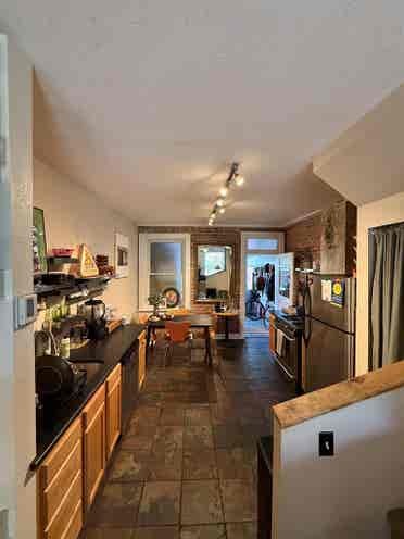 Private Room - Brick Townhome $