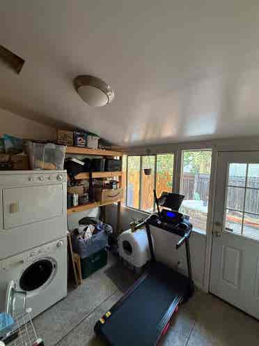 Private Room - Brick Townhome $