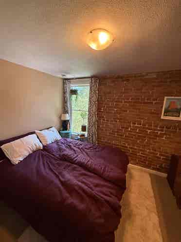 Private Room - Brick Townhome $
