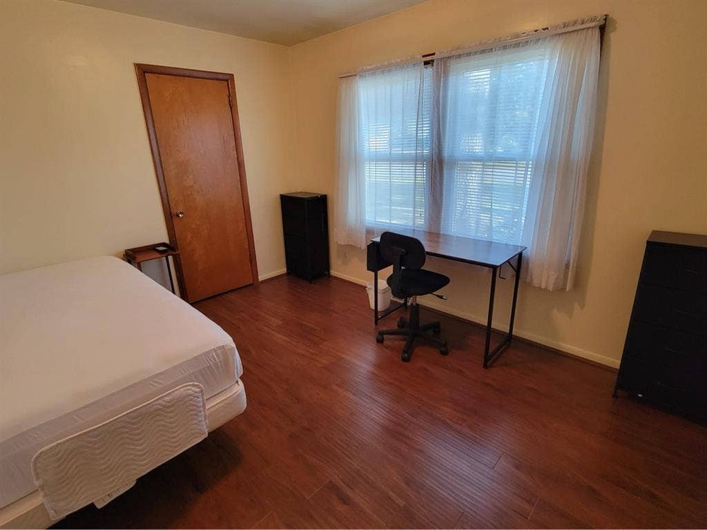 Furnished rooms  miles from UAH