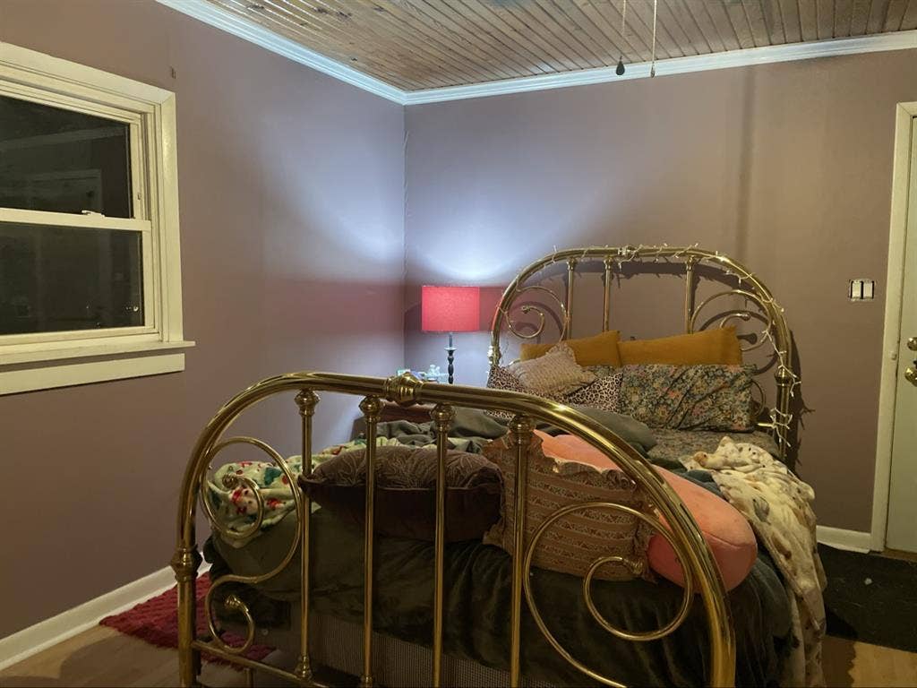 Bedroom w/ private entrance, 1bath