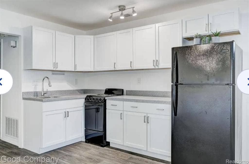 Tenant wanted for entire townhouse