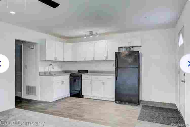 Tenant wanted for entire townhouse