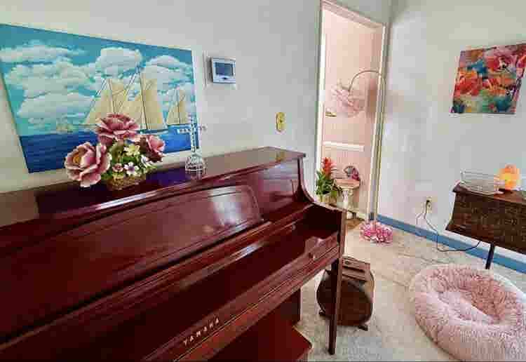 Female seeking female housemate