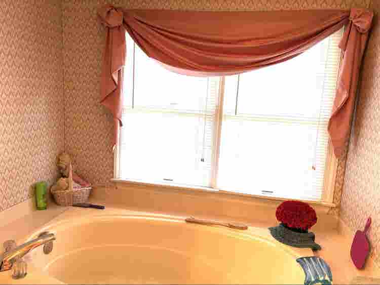 Female seeking female housemate