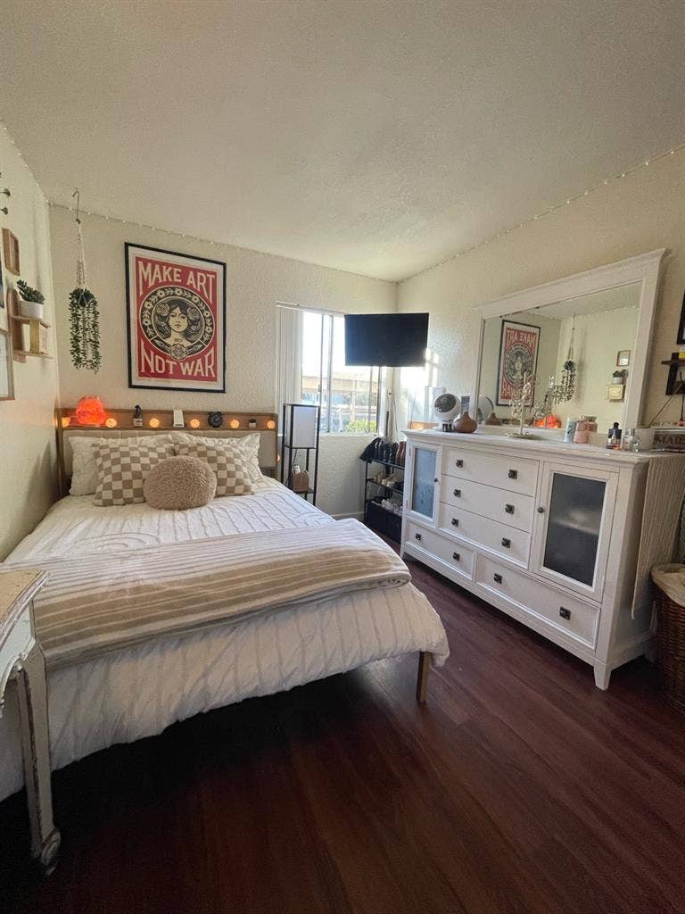 🏡 Room Available in Oceanside!