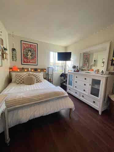🏡 Room Available in Oceanside!