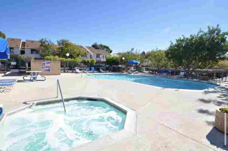 🏡 Room Available in Oceanside!