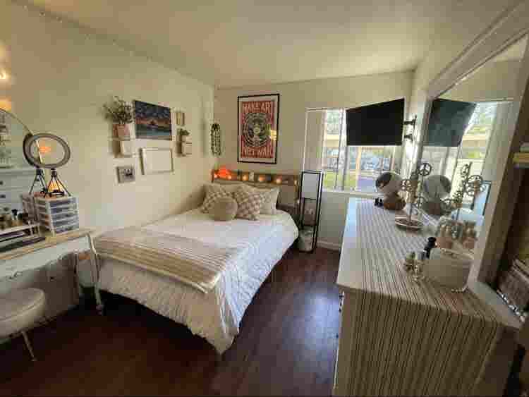 🏡 Room Available in Oceanside!