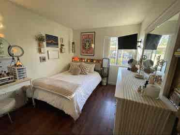 🏡 Room Available in Oceanside!