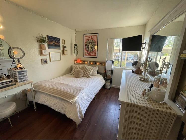 🏡 Room Available in Oceanside!