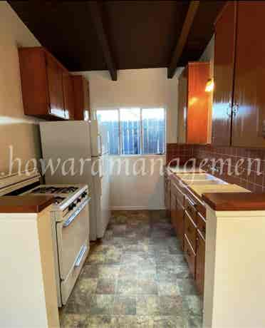 Bungalow style unit with fenced