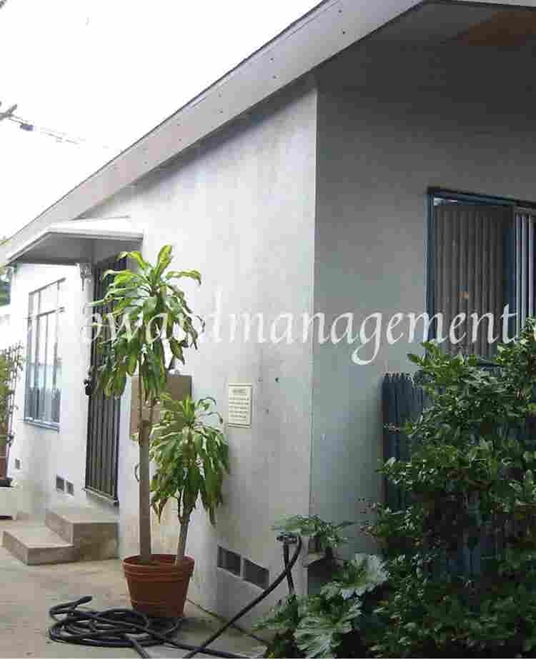 Bungalow style unit with fenced