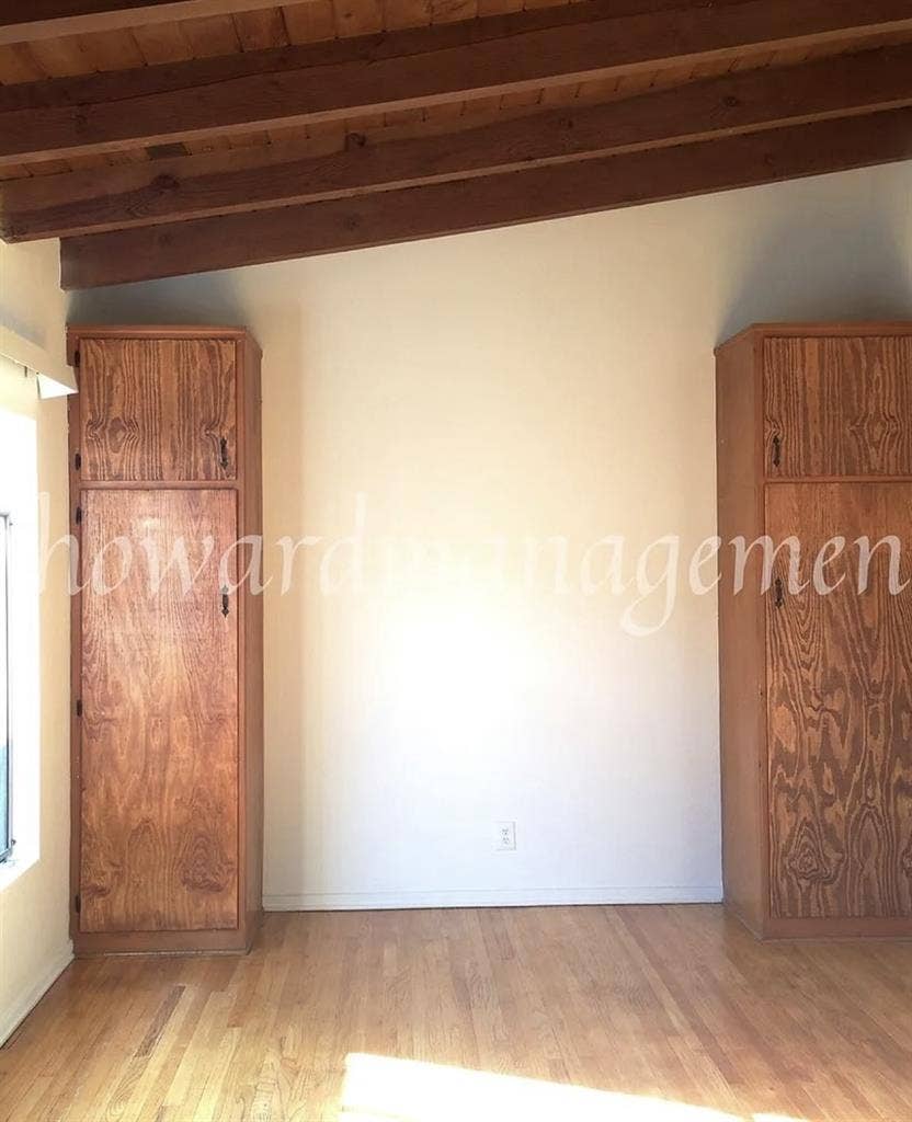 Bungalow style unit with fenced