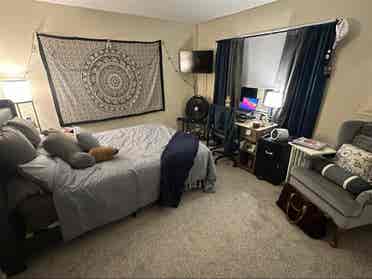 Looking for Roommate