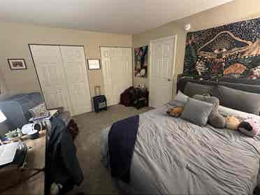 Looking for Roommate