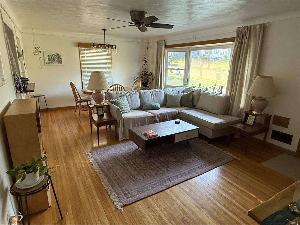 Looking for  
roommates