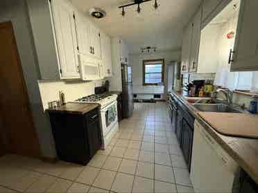 Looking for  roommates
