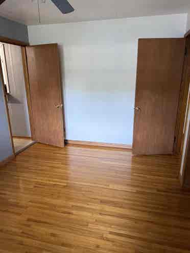 Looking for  roommates