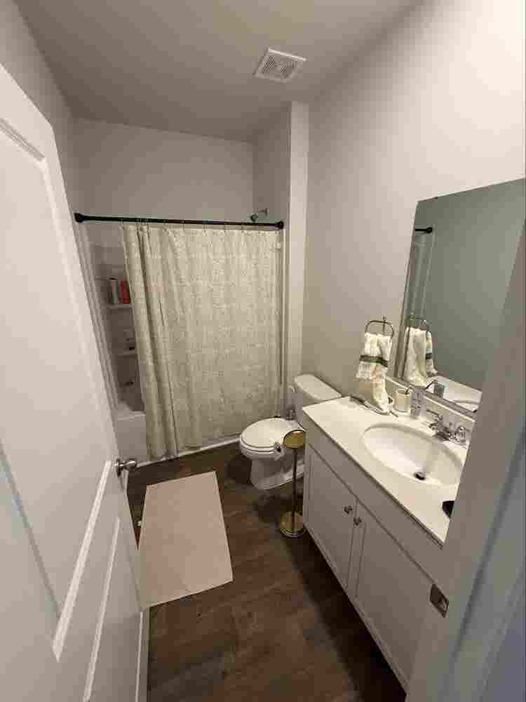 Looking for roommate/ tenant.