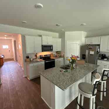 Looking for roommate/ tenant.