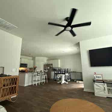 Looking for roommate/ tenant.