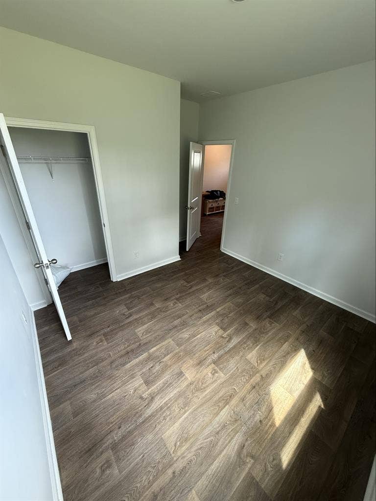Looking for roommate/ tenant.