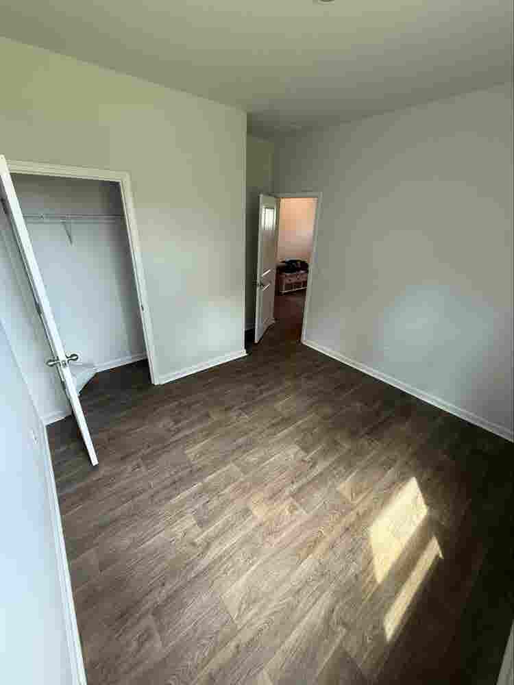 Looking for roommate/ tenant.