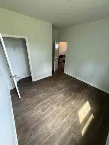 Looking for roommate/ tenant.