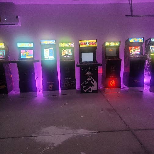 Room In Beautiful Home With Arcade