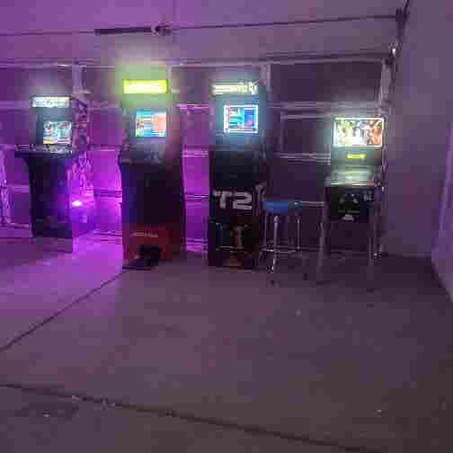 Room In Beautiful Home With Arcade