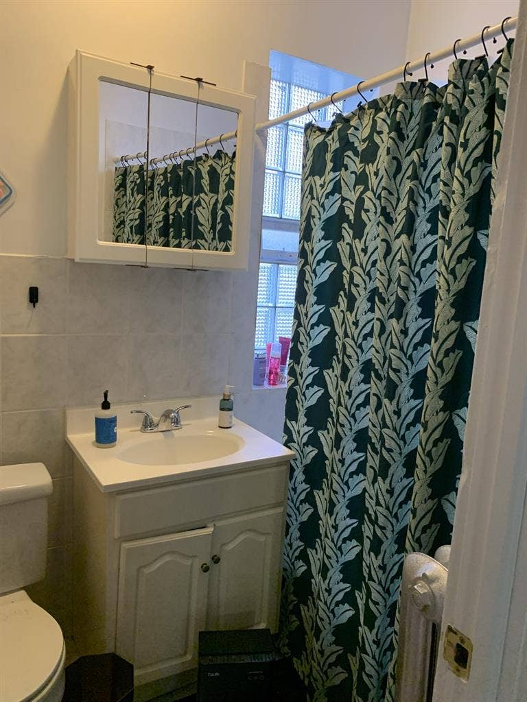 Studio available ravenswood area