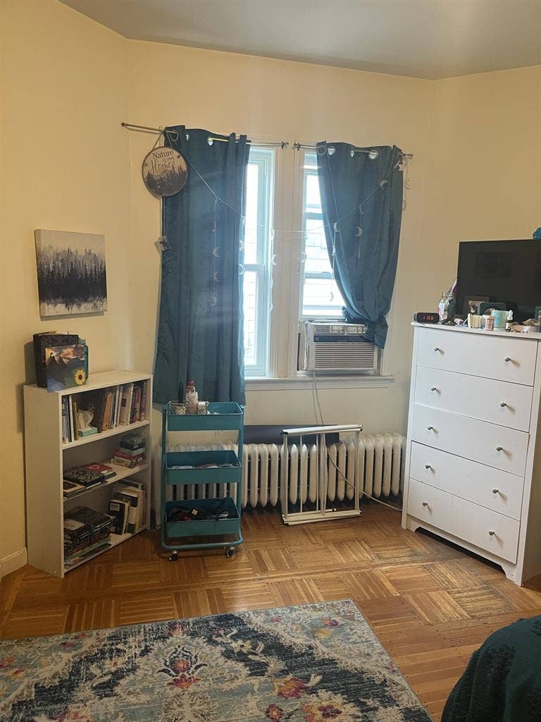 Spacious room close to Malden Cente