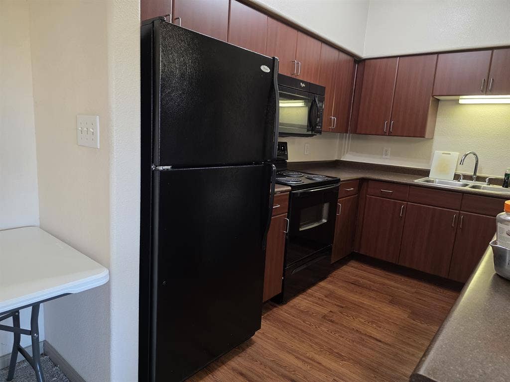 1 Room is available to rent out Apt