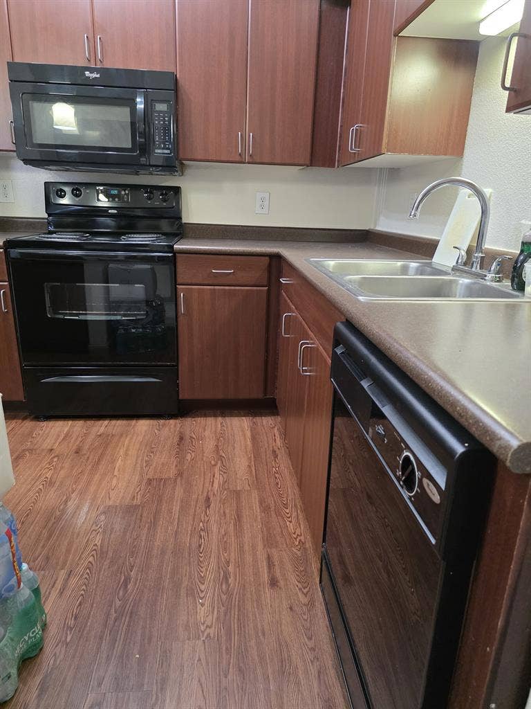 1 Room is available to rent out Apt