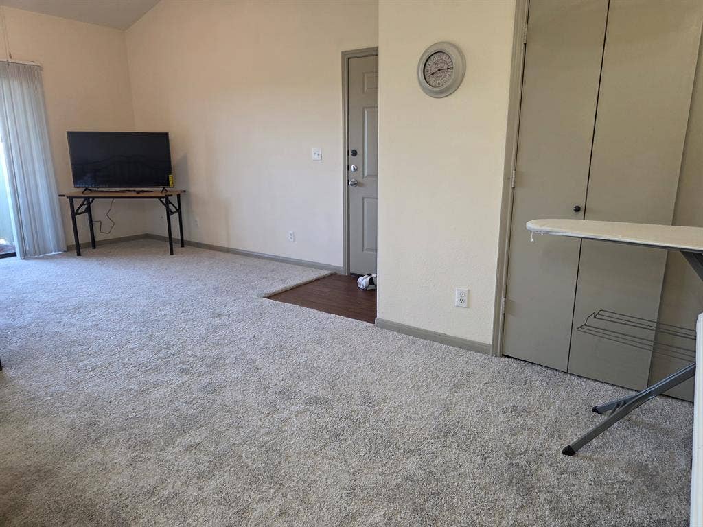 1 Room is available to rent out Apt