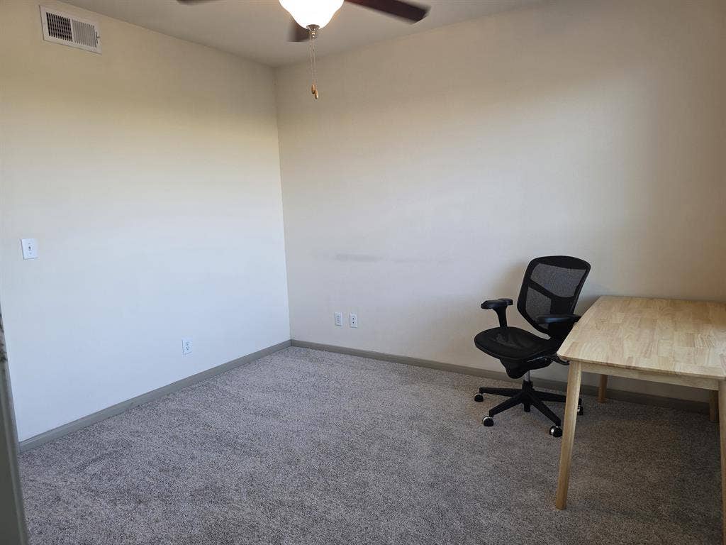 1 Room is available to rent out Apt