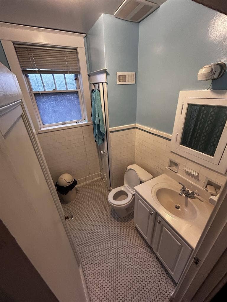 Huge Room & Bath-
Utilities Included