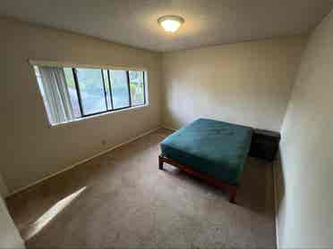 2 Rooms available. Walk to shopping