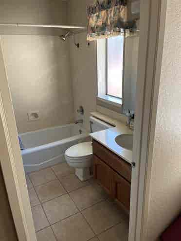 2 Rooms available. Walk to shopping