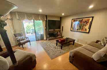 2 Rooms available. Walk to shopping