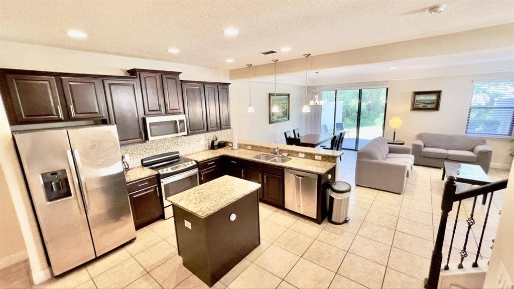 Beautiful Private Bedroom Townhome