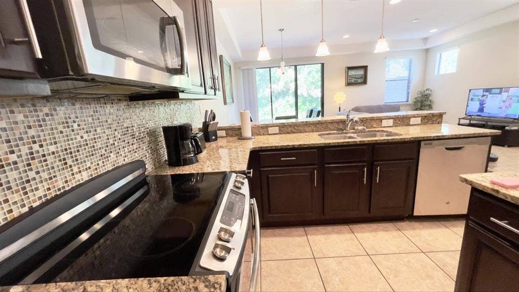 Beautiful Private Bedroom Townhome