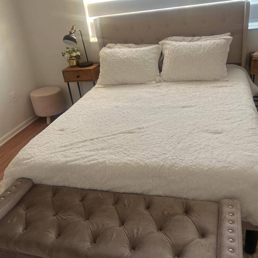 Looking for a female roommate
