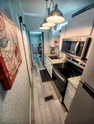 SUiTE W/KITCHEN,W/D, SEPARATE ENTRY