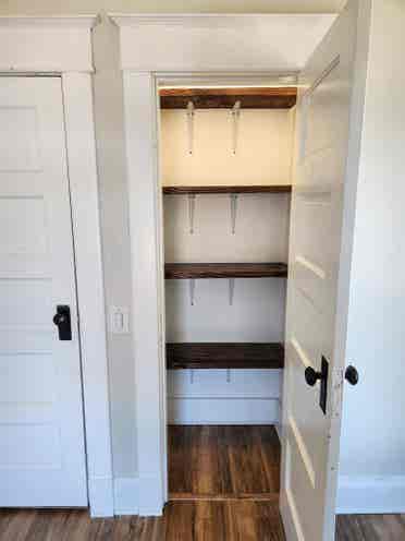 Charming Room in Historic Everett